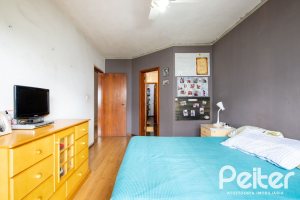 Casa à venda com 390m², 4 dormitórios, 1 suíte, 3 vagas, no bairro Santa Tereza em Porto Alegre