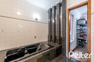 Casa à venda com 390m², 4 dormitórios, 1 suíte, 3 vagas, no bairro Santa Tereza em Porto Alegre