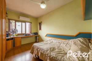 Casa à venda com 390m², 4 dormitórios, 1 suíte, 3 vagas, no bairro Santa Tereza em Porto Alegre