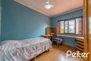 Casa à venda com 390m², 4 dormitórios, 1 suíte, 3 vagas, no bairro Santa Tereza em Porto Alegre