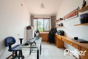 Casa à venda com 390m², 4 dormitórios, 1 suíte, 3 vagas, no bairro Santa Tereza em Porto Alegre