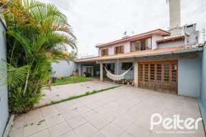 Casa à venda com 390m², 4 dormitórios, 1 suíte, 3 vagas, no bairro Santa Tereza em Porto Alegre