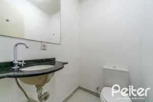 Casa à venda com 217m², 3 dormitórios, 1 suíte, 5 vagas, no bairro Vila Assunção em Porto Alegre