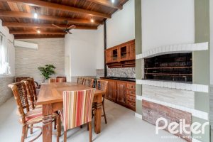Casa à venda com 217m², 3 dormitórios, 1 suíte, 5 vagas, no bairro Vila Assunção em Porto Alegre