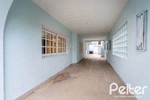 Casa à venda com 217m², 3 dormitórios, 1 suíte, 5 vagas, no bairro Vila Assunção em Porto Alegre