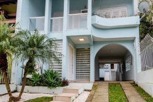 Casa à venda com 217m², 3 dormitórios, 1 suíte, 5 vagas, no bairro Vila Assunção em Porto Alegre
