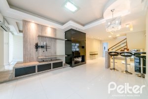 Casa à venda com 217m², 3 dormitórios, 1 suíte, 5 vagas, no bairro Vila Assunção em Porto Alegre