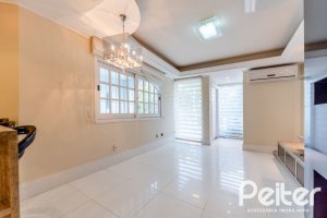 Casa à venda com 217m², 3 dormitórios, 1 suíte, 5 vagas, no bairro Vila Assunção em Porto Alegre
