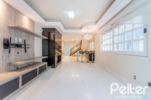Casa à venda com 217m², 3 dormitórios, 1 suíte, 5 vagas, no bairro Vila Assunção em Porto Alegre