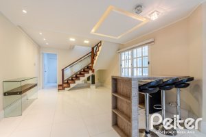 Casa à venda com 217m², 3 dormitórios, 1 suíte, 5 vagas, no bairro Vila Assunção em Porto Alegre