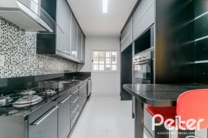 Casa à venda com 217m², 3 dormitórios, 1 suíte, 5 vagas, no bairro Vila Assunção em Porto Alegre