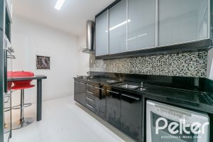 Casa à venda com 217m², 3 dormitórios, 1 suíte, 5 vagas, no bairro Vila Assunção em Porto Alegre