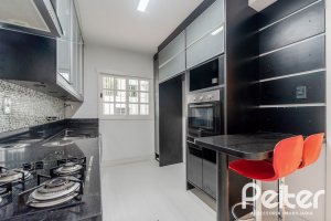 Casa à venda com 217m², 3 dormitórios, 1 suíte, 5 vagas, no bairro Vila Assunção em Porto Alegre