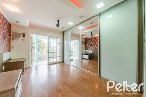 Casa à venda com 217m², 3 dormitórios, 1 suíte, 5 vagas, no bairro Vila Assunção em Porto Alegre