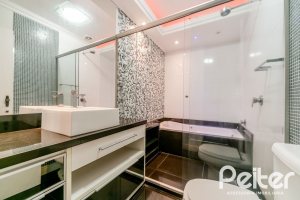 Casa à venda com 217m², 3 dormitórios, 1 suíte, 5 vagas, no bairro Vila Assunção em Porto Alegre