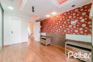 Casa à venda com 217m², 3 dormitórios, 1 suíte, 5 vagas, no bairro Vila Assunção em Porto Alegre