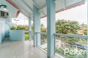 Casa à venda com 217m², 3 dormitórios, 1 suíte, 5 vagas, no bairro Vila Assunção em Porto Alegre