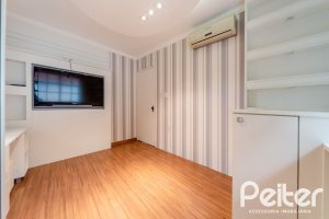 Casa à venda com 217m², 3 dormitórios, 1 suíte, 5 vagas, no bairro Vila Assunção em Porto Alegre