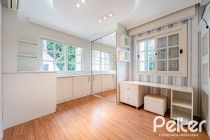 Casa à venda com 217m², 3 dormitórios, 1 suíte, 5 vagas, no bairro Vila Assunção em Porto Alegre