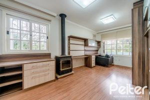 Casa à venda com 217m², 3 dormitórios, 1 suíte, 5 vagas, no bairro Vila Assunção em Porto Alegre