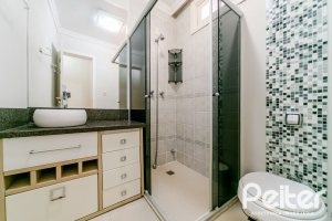 Casa à venda com 217m², 3 dormitórios, 1 suíte, 5 vagas, no bairro Vila Assunção em Porto Alegre