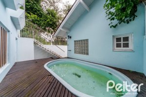 Casa à venda com 217m², 3 dormitórios, 1 suíte, 5 vagas, no bairro Vila Assunção em Porto Alegre