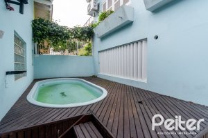 Casa à venda com 217m², 3 dormitórios, 1 suíte, 5 vagas, no bairro Vila Assunção em Porto Alegre