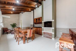 Casa à venda com 217m², 3 dormitórios, 1 suíte, 5 vagas, no bairro Vila Assunção em Porto Alegre