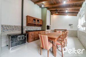 Casa à venda com 217m², 3 dormitórios, 1 suíte, 5 vagas, no bairro Vila Assunção em Porto Alegre