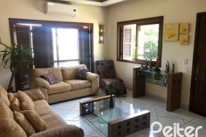 Casa em Condomínio à venda com 304m², 4 dormitórios, 1 suíte, 3 vagas, no bairro Vila Nova em Porto Alegre