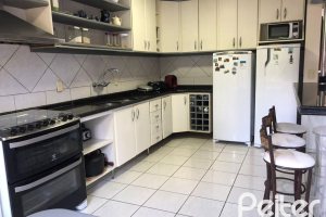Casa em Condomínio à venda com 304m², 4 dormitórios, 1 suíte, 3 vagas, no bairro Vila Nova em Porto Alegre