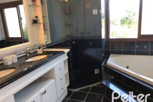 Casa em Condomínio à venda com 304m², 4 dormitórios, 1 suíte, 3 vagas, no bairro Vila Nova em Porto Alegre