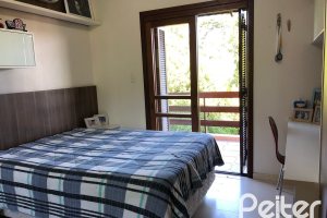 Casa em Condomínio à venda com 304m², 4 dormitórios, 1 suíte, 3 vagas, no bairro Vila Nova em Porto Alegre