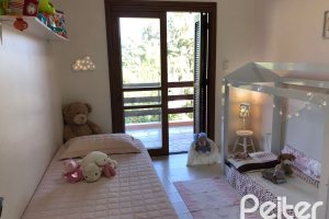 Casa em Condomínio à venda com 304m², 4 dormitórios, 1 suíte, 3 vagas, no bairro Vila Nova em Porto Alegre