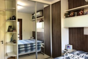 Casa em Condomínio à venda com 304m², 4 dormitórios, 1 suíte, 3 vagas, no bairro Vila Nova em Porto Alegre