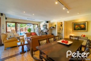 Casa à venda com 280m², 3 dormitórios, 1 suíte, 2 vagas, no bairro Jardim Isabel em Porto Alegre