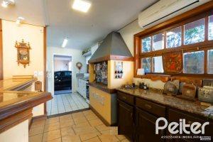 Casa à venda com 280m², 3 dormitórios, 1 suíte, 2 vagas, no bairro Jardim Isabel em Porto Alegre