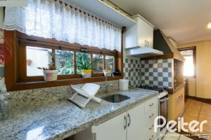 Casa à venda com 280m², 3 dormitórios, 1 suíte, 2 vagas, no bairro Jardim Isabel em Porto Alegre