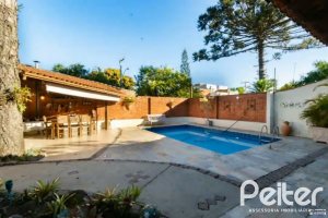 Casa à venda com 280m², 3 dormitórios, 1 suíte, 2 vagas, no bairro Jardim Isabel em Porto Alegre