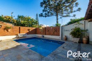 Casa à venda com 280m², 3 dormitórios, 1 suíte, 2 vagas, no bairro Jardim Isabel em Porto Alegre