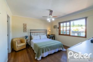 Casa à venda com 280m², 3 dormitórios, 1 suíte, 2 vagas, no bairro Jardim Isabel em Porto Alegre