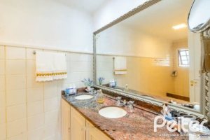 Casa à venda com 280m², 3 dormitórios, 1 suíte, 2 vagas, no bairro Jardim Isabel em Porto Alegre