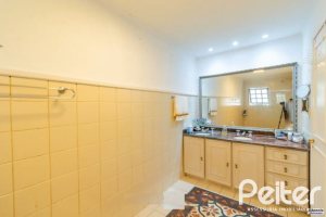 Casa à venda com 280m², 3 dormitórios, 1 suíte, 2 vagas, no bairro Jardim Isabel em Porto Alegre