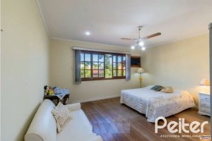 Casa à venda com 280m², 3 dormitórios, 1 suíte, 2 vagas, no bairro Jardim Isabel em Porto Alegre