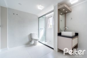 Casa em Condomínio à venda com 233m², 3 dormitórios, 3 suítes, 3 vagas, no bairro Vila Assunção em Porto Alegre