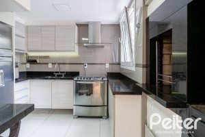 Casa em Condomínio à venda com 233m², 3 dormitórios, 3 suítes, 3 vagas, no bairro Vila Assunção em Porto Alegre