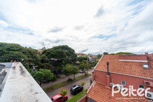 Casa em Condomínio à venda com 233m², 3 dormitórios, 3 suítes, 3 vagas, no bairro Vila Assunção em Porto Alegre