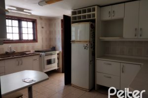 Casa à venda com 321m², 3 dormitórios, 1 suíte, 3 vagas, no bairro Espírito Santo em Porto Alegre