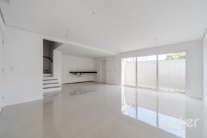 Casa em Condomínio à venda com 306m², 3 dormitórios, 3 suítes, 3 vagas, no bairro Vila Assunção em Porto Alegre