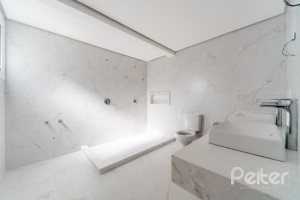 Casa em Condomínio à venda com 306m², 3 dormitórios, 3 suítes, 3 vagas, no bairro Vila Assunção em Porto Alegre